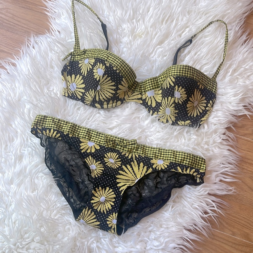 Victoria’s Secret Very Sexy bra and panty set
